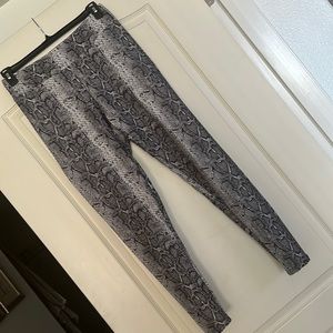 Ladies snakeskin print leggings! Sz XL